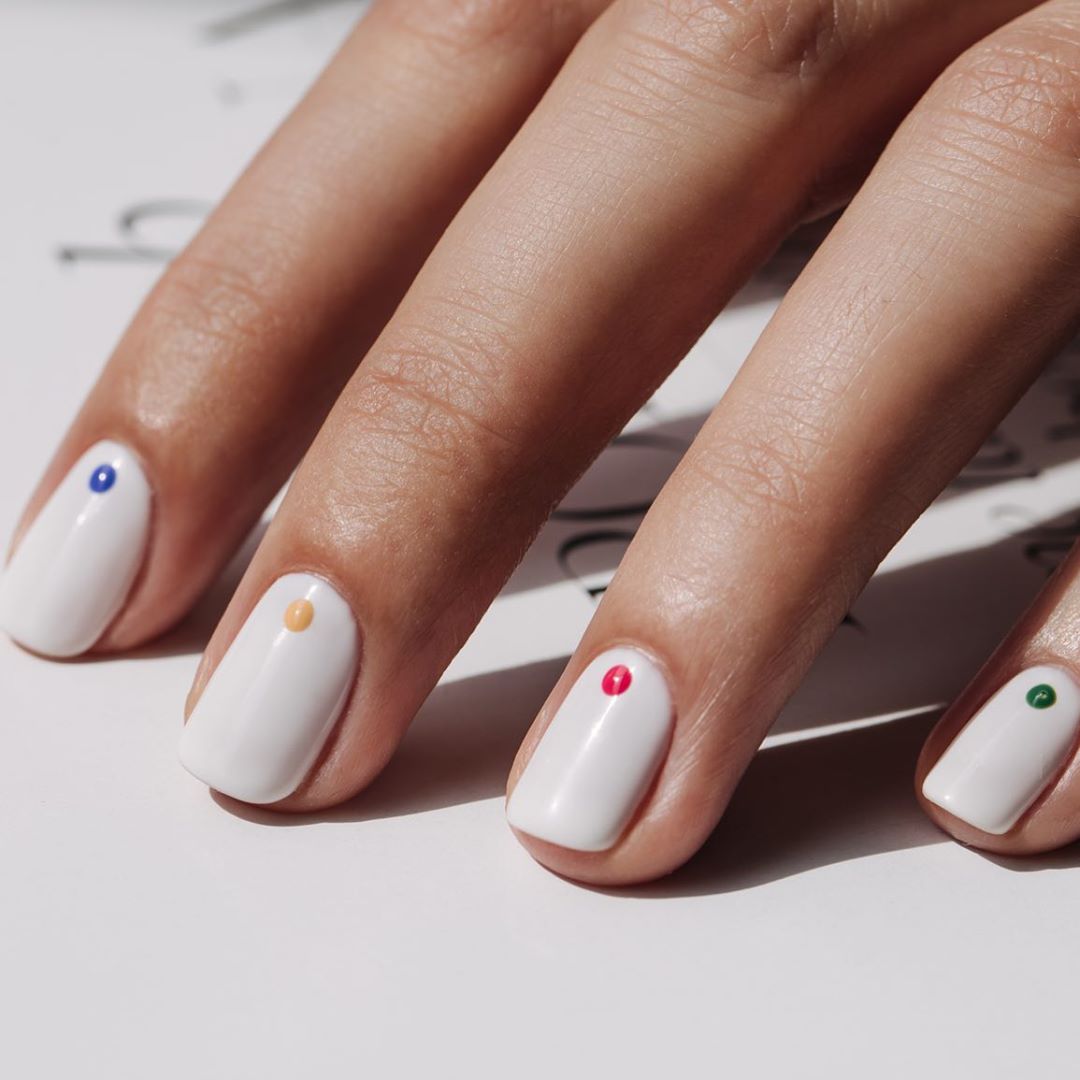 Cliomakeup-unghie-white-winter-nails-10-pois-colorati