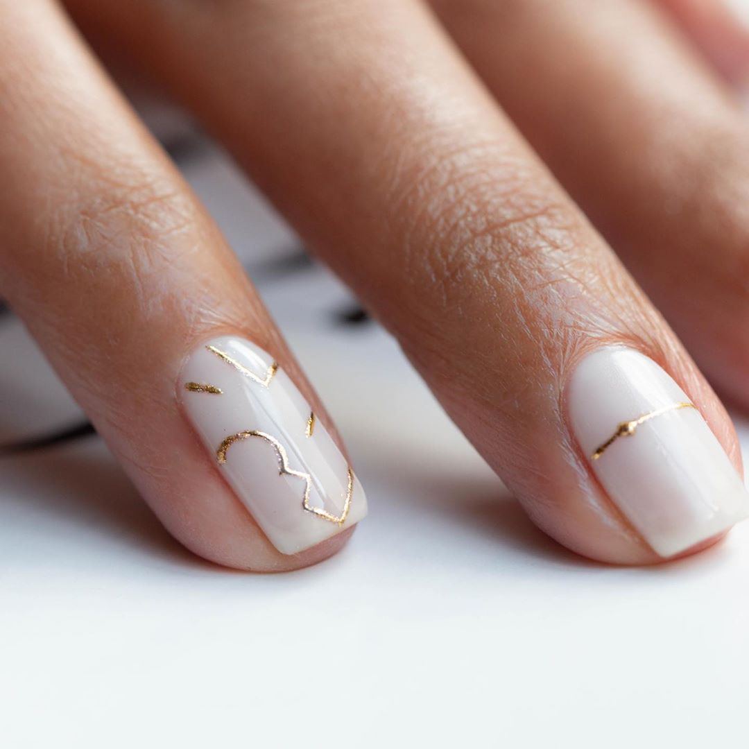 Cliomakeup-unghie-white-winter-nails-11.-linee-oro