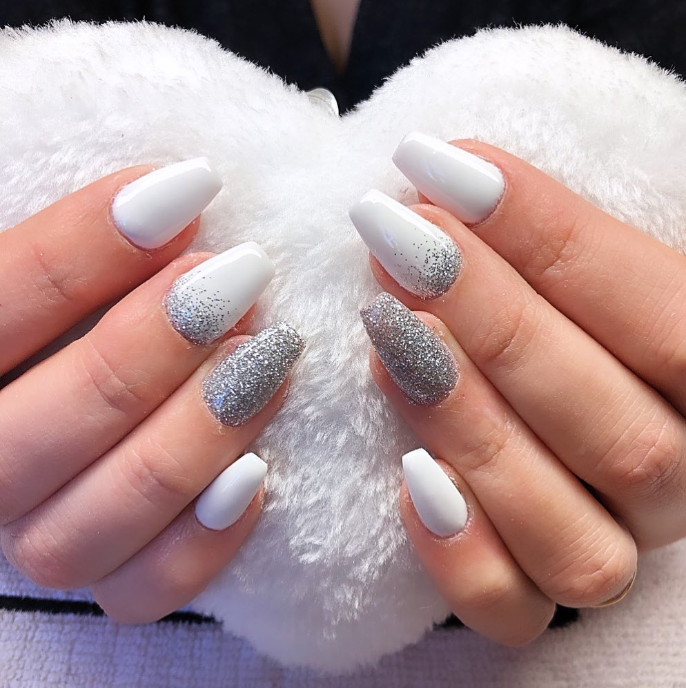 Cliomakeup-unghie-white-winter-nails-14-bianco-argento