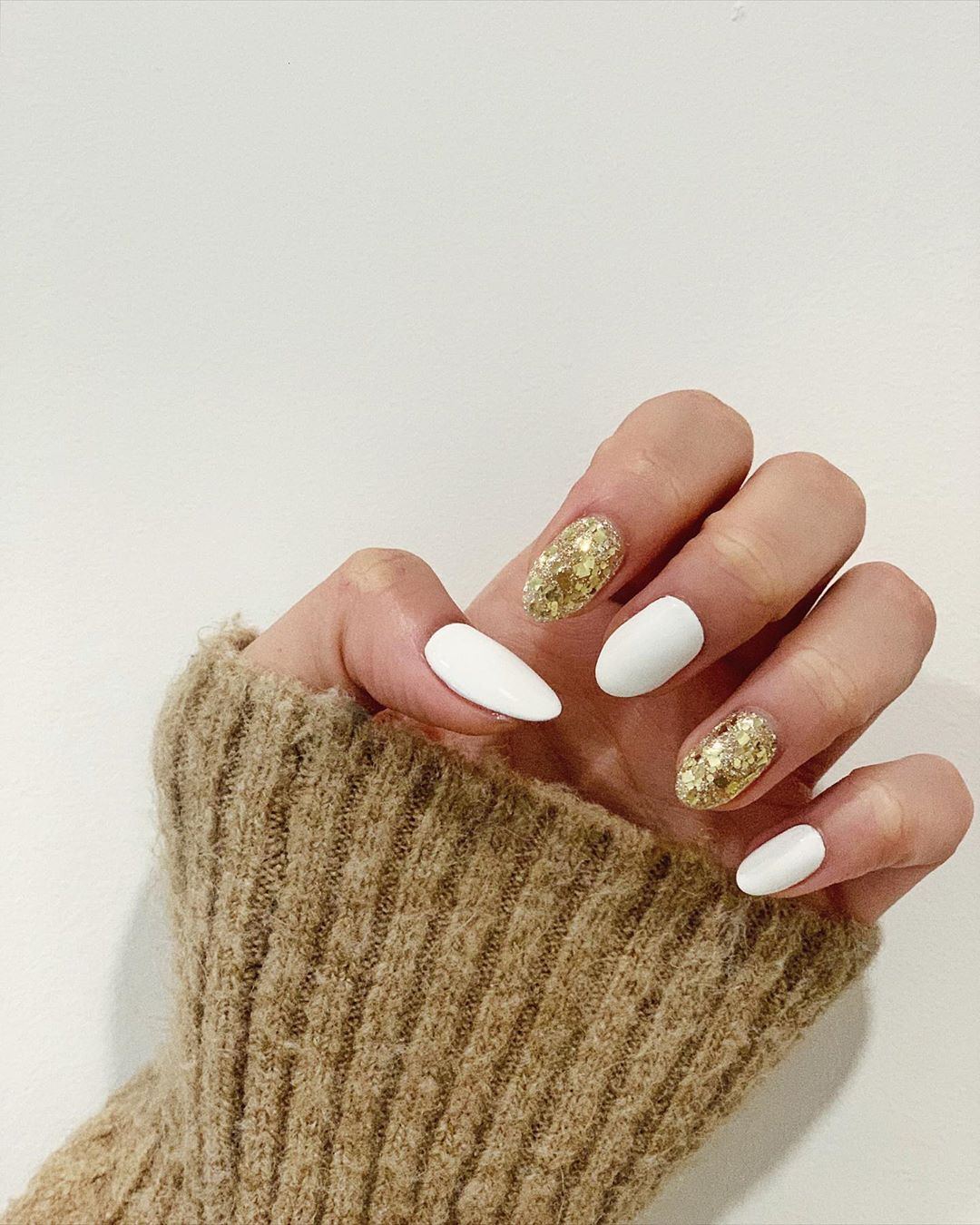 Cliomakeup-unghie-white-winter-nails-15-bianco-oro