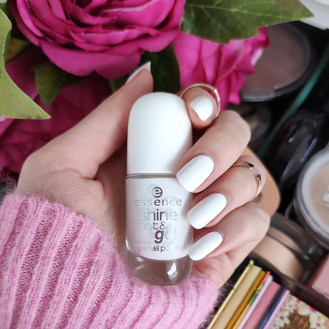 Cliomakeup-unghie-white-winter-nails-5-smalto-essence