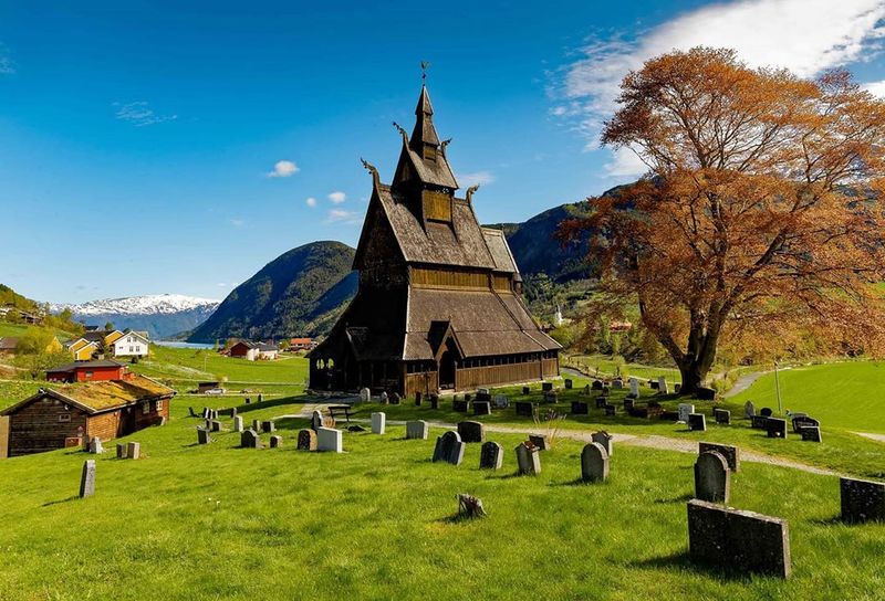 fiordi norvegesi: la chiesa in legno più antica della norvegia