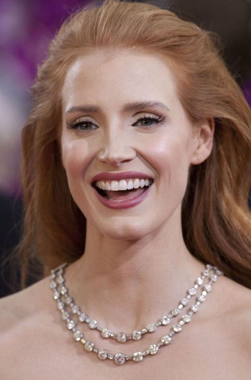 ClioMakeUp-come-evitare-rossetto-denti-4-jessica-chastain-sorriso.jpg