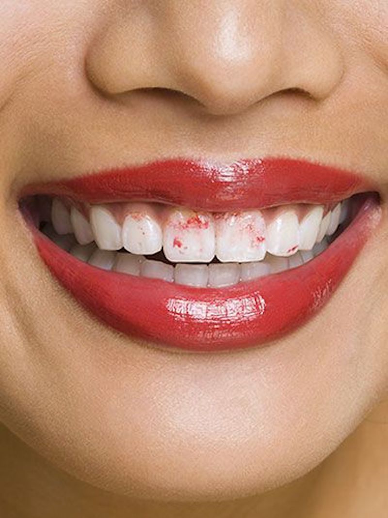 ClioMakeUp-come-evitare-rossetto-denti-6-denti-macchiati-rosso.jpg