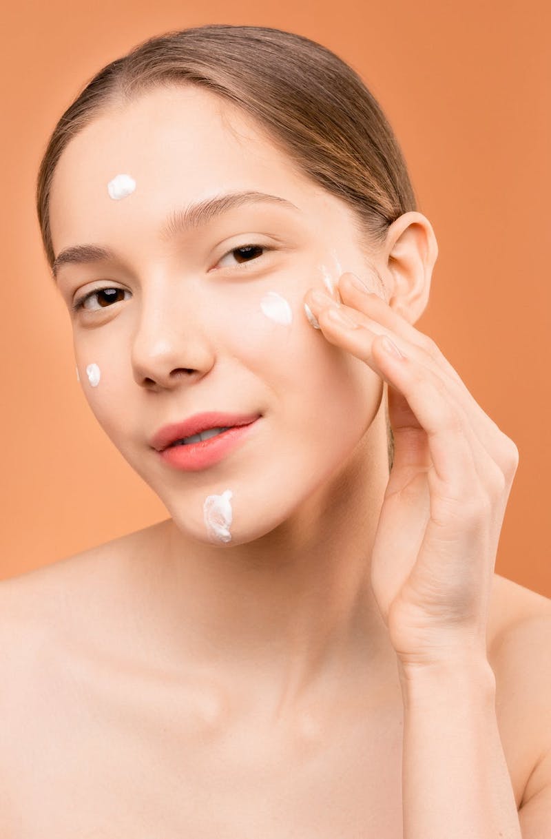ClioMakeUp-creme-viso-notte-inverno-2020-12-applicazione-crema.jpg
