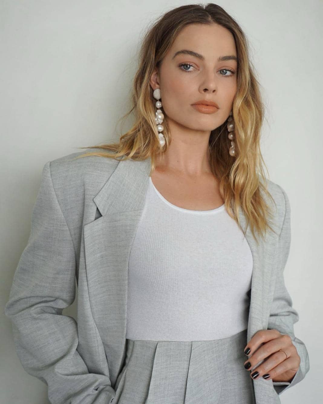 Cliomakeup-margot-robbie-look-12-giacca-anni-80