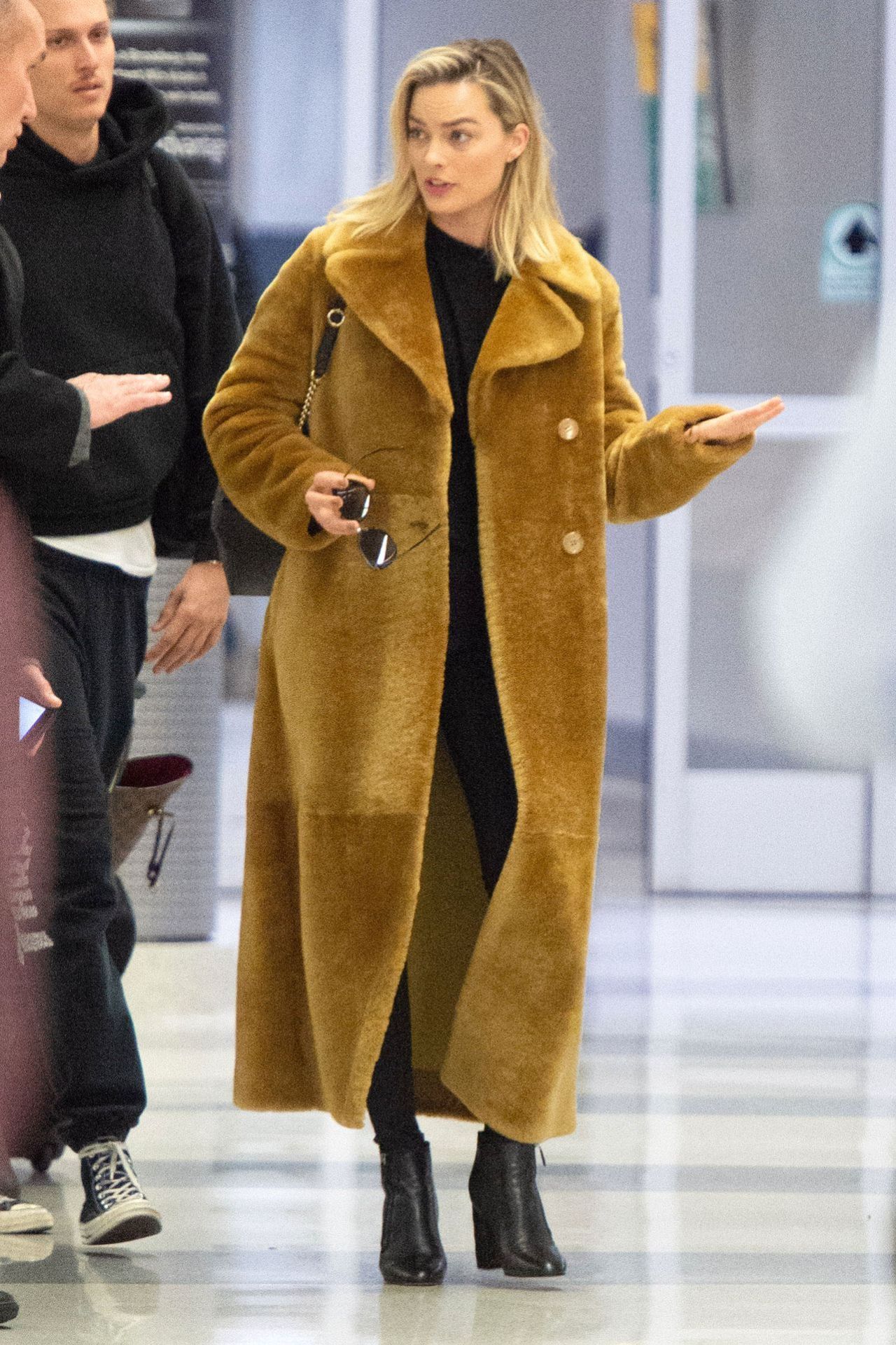 Cliomakeup-margot-robbie-look-6-teddy-coat