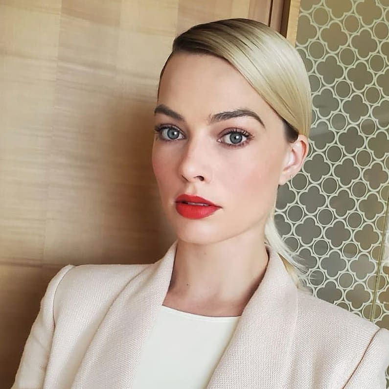 Cliomakeup-margot-robbie-look-9-blazer-bianco