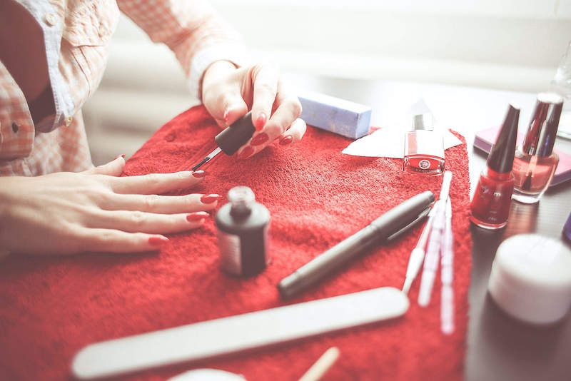 cliomakeup-come-mettere-smalto-senza-sbavature-2-postazione