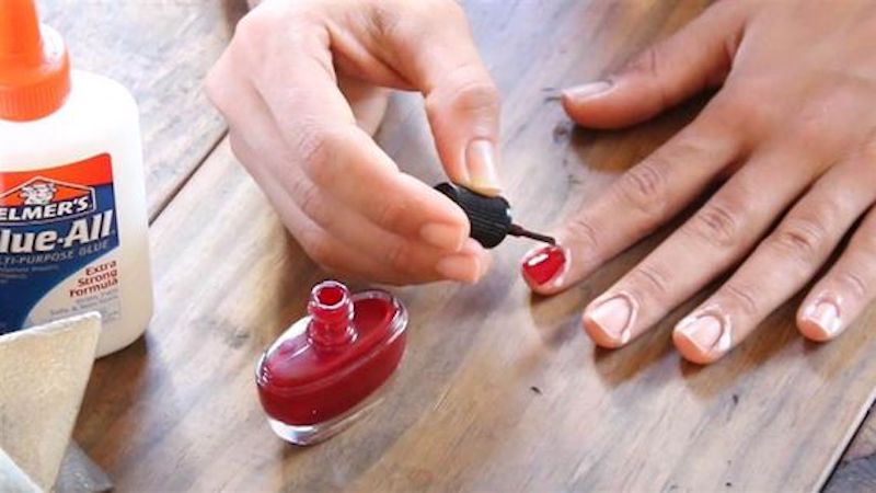 cliomakeup-come-mettere-smalto-senza-sbavature-8-colla