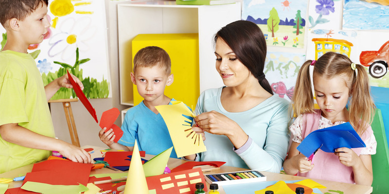 Una tagesmutter deve organizzare attività creative ed educative per i bambini