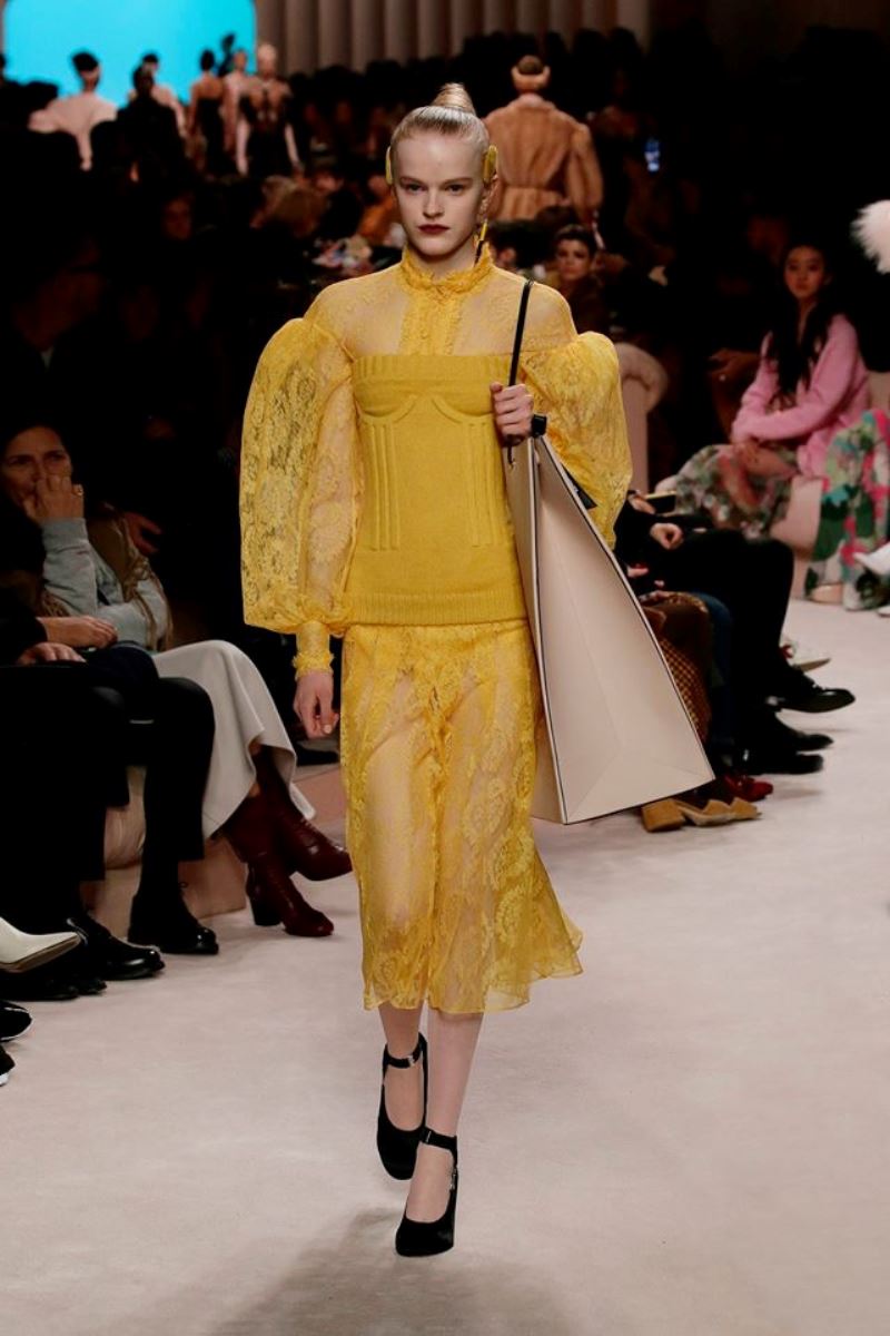 cliomakeup-tendenze-milano-fashion-week-febbraio-2020-34-fendi-pizzo