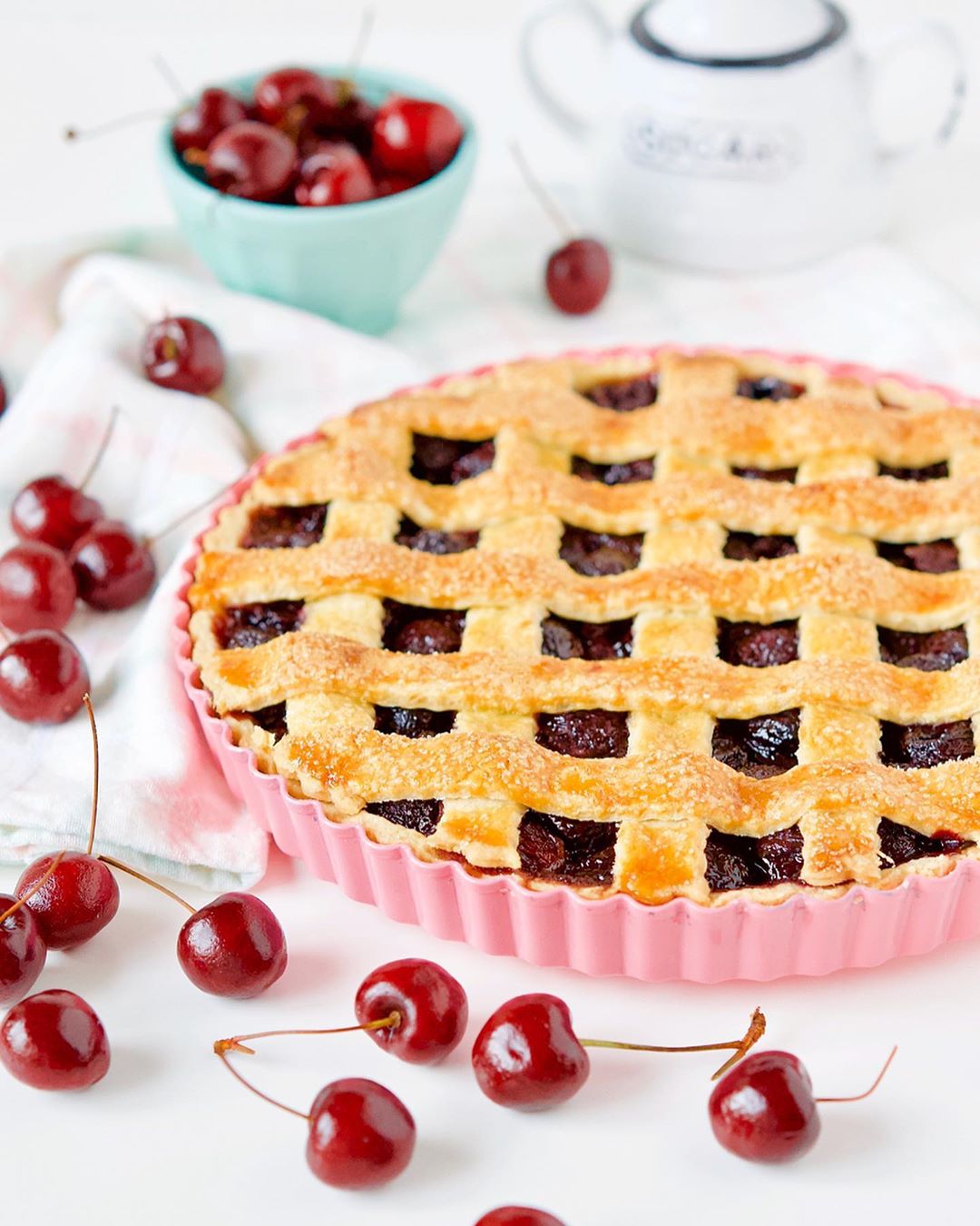 Cliomakeup-unghie-rosso-cherry-pie-2-crostata-ciliegie