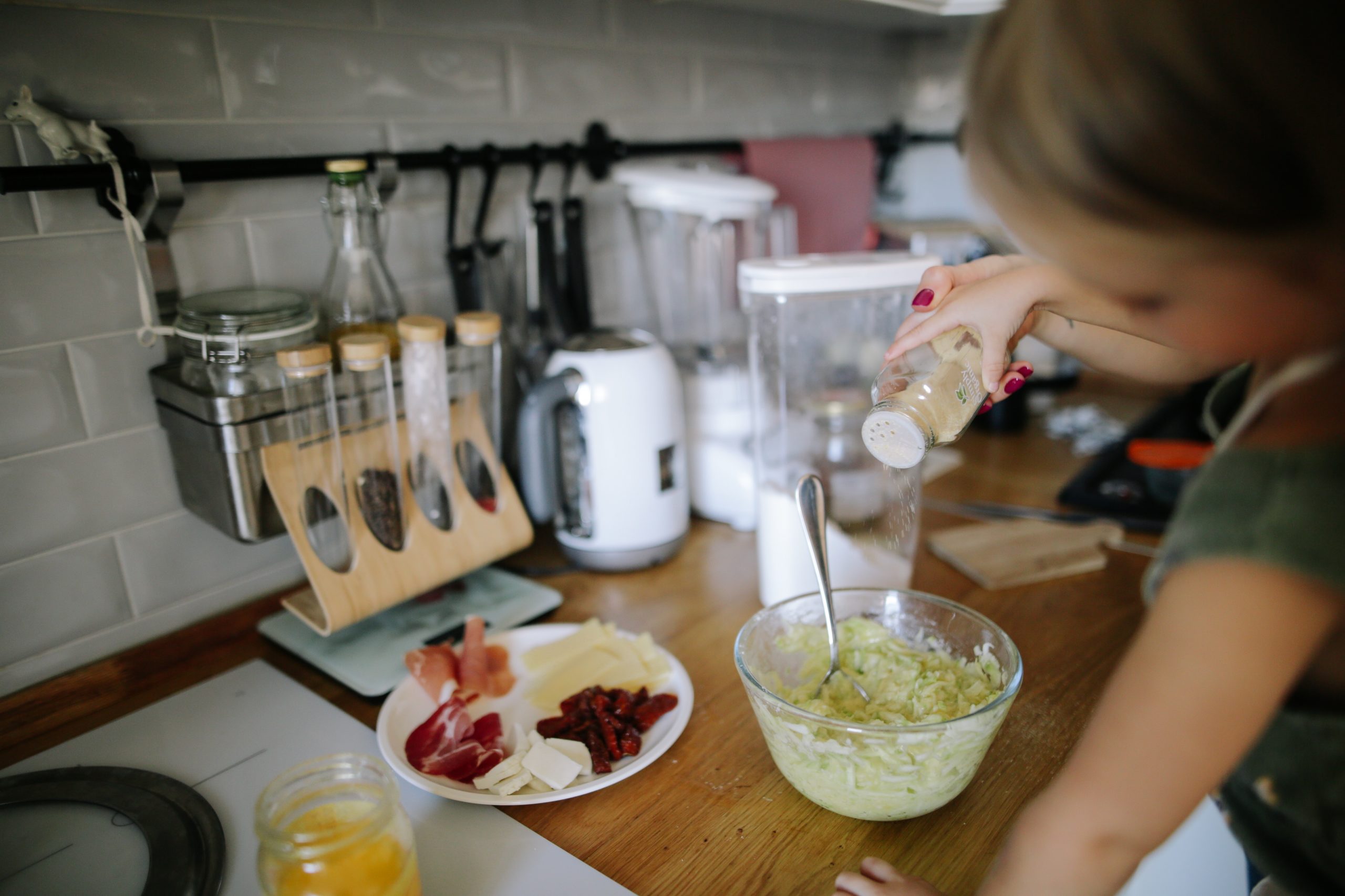 attività da fare a casa con i bambini: cucinare insieme