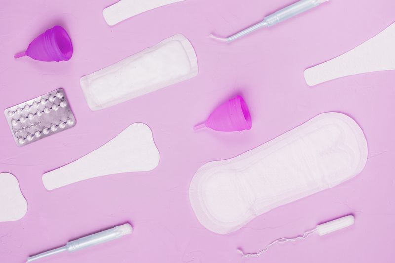 cose da non fare durante il ciclo: tenere assorbente o coppetta per tutto il giorno