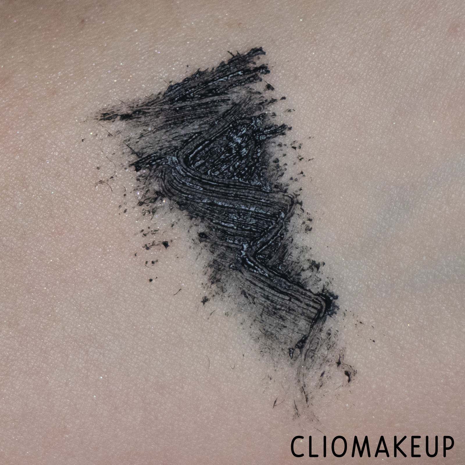 cliomakeup-recensione-mascara-kiko-darker-volume-e-colour-intensifier-mascara-6