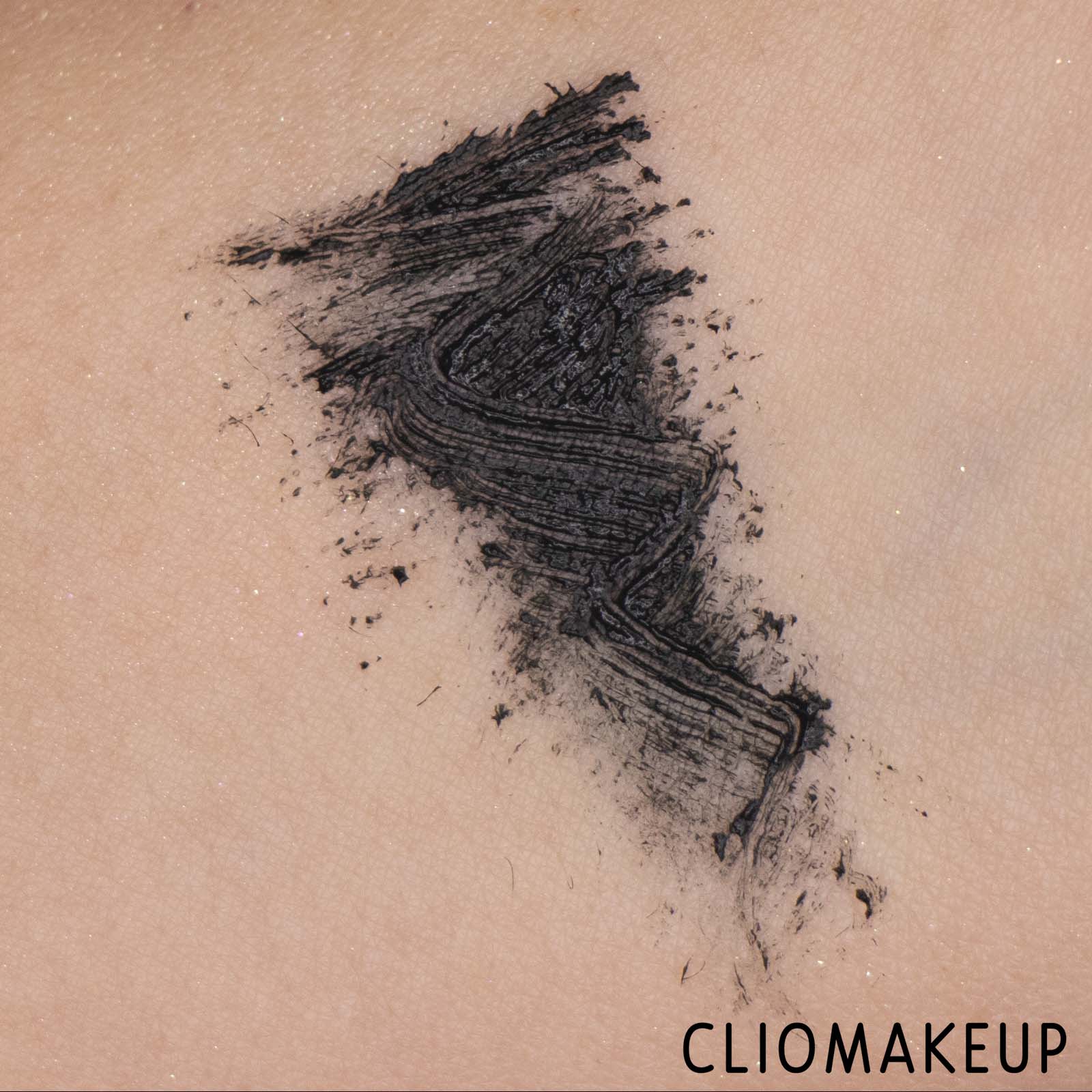 cliomakeup-recensione-mascara-kiko-darker-volume-e-colour-intensifier-mascara-7