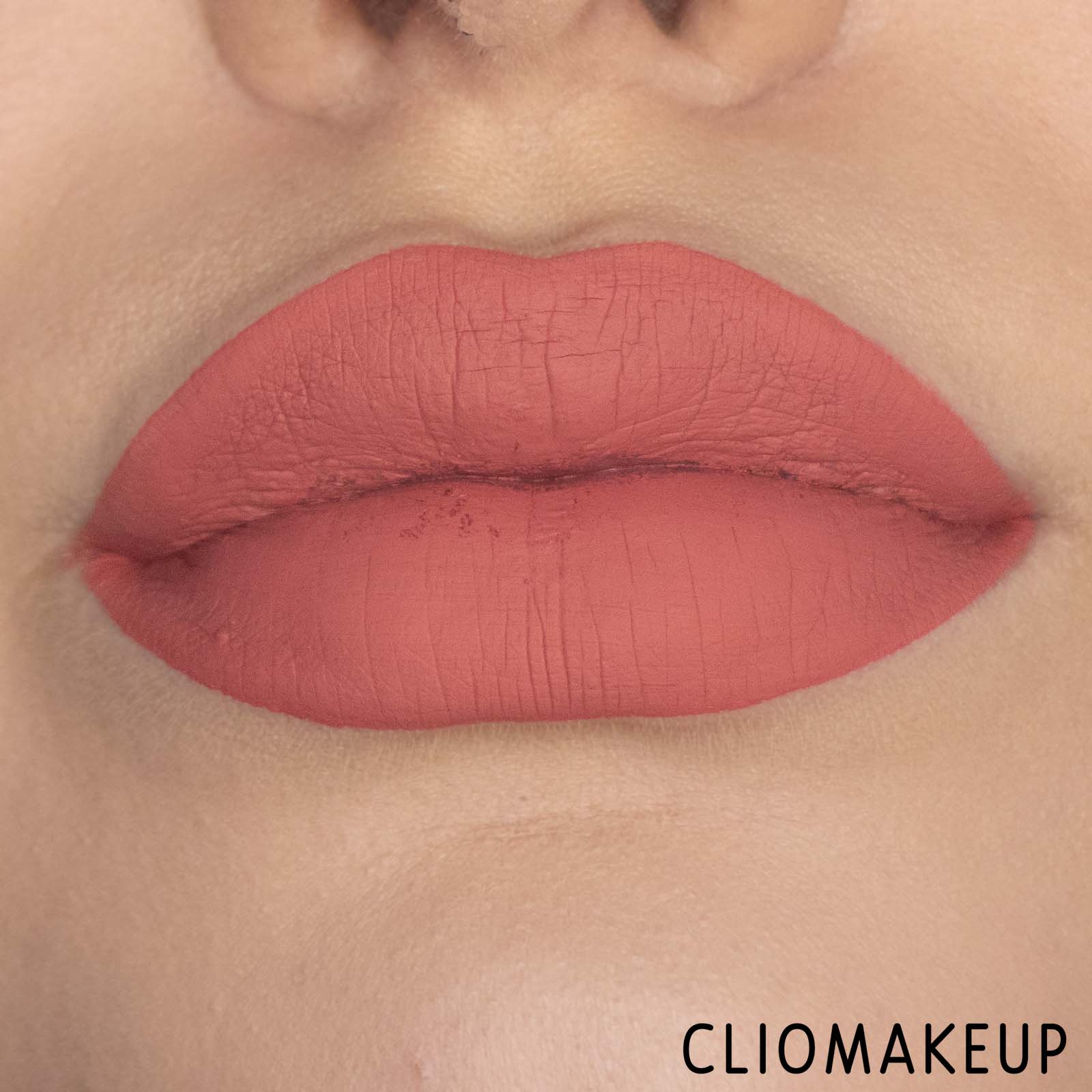 cliomakeup-recensione-rossetti-liquidi-essence-stay-8h-matte-liquid-lipstick-11
