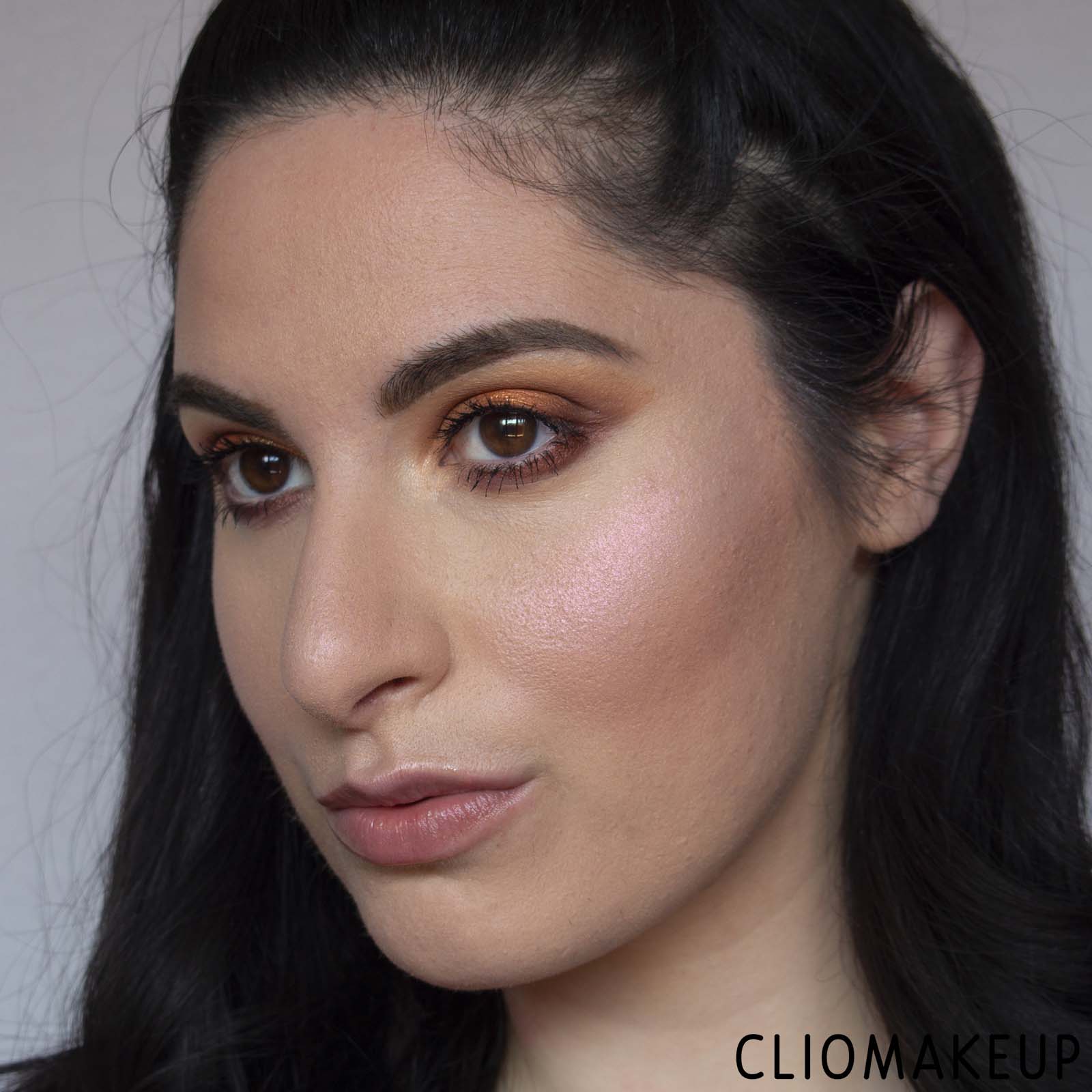 cliomakeup-recensione-illuminante-essence-bloom-baby-bloom-baked-highlighter-10
