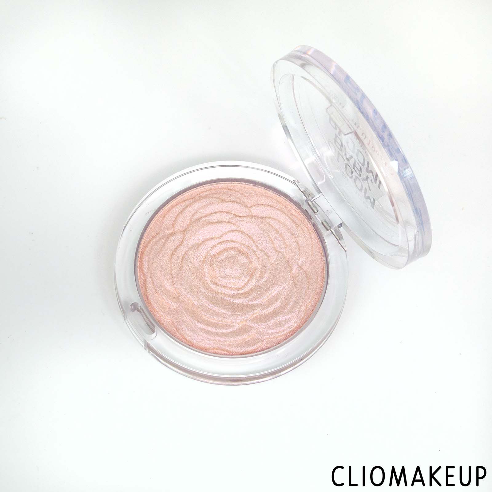 cliomakeup-recensione-illuminante-essence-bloom-baby-bloom-baked-highlighter-5