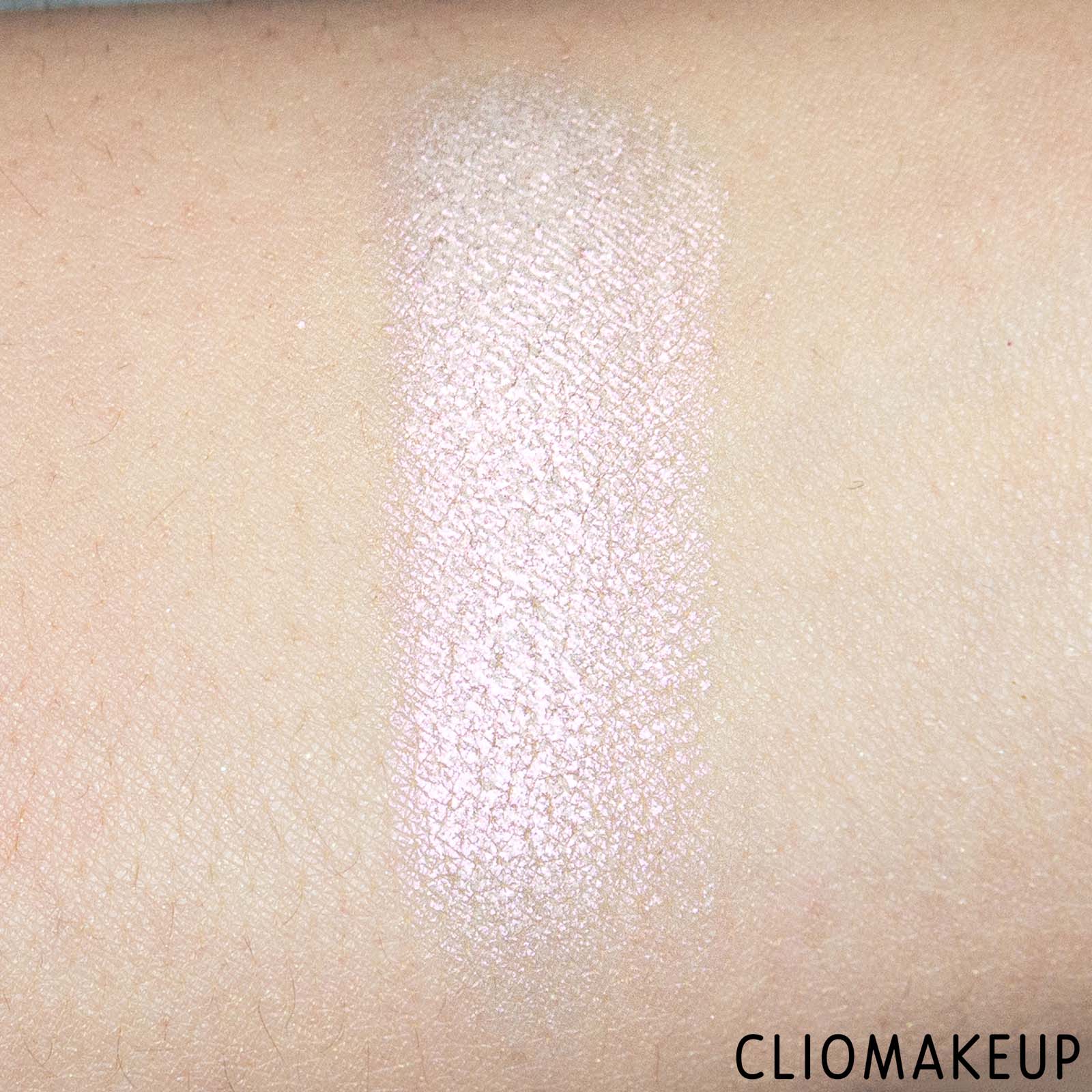 cliomakeup-recensione-illuminante-essence-bloom-baby-bloom-baked-highlighter-6