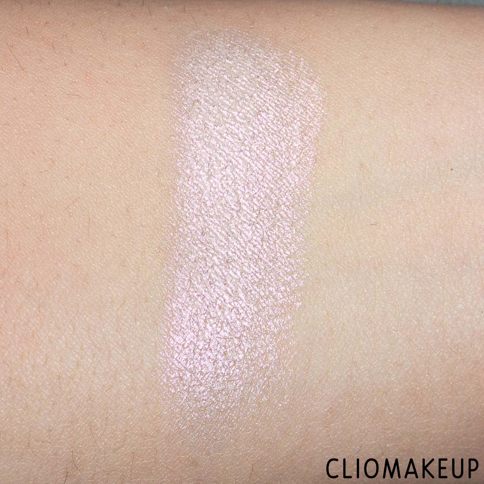 cliomakeup-recensione-illuminante-essence-bloom-baby-bloom-baked-highlighter-7