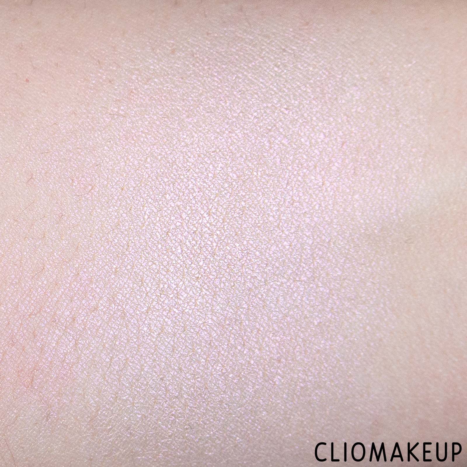 cliomakeup-recensione-illuminante-essence-bloom-baby-bloom-baked-highlighter-8