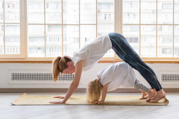 yoga per bambini: la posizione del cane a testa in giù