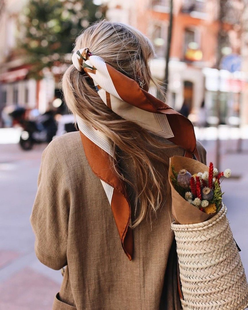 come pettinare i capelli con la mascherina: la coda alta con foulard