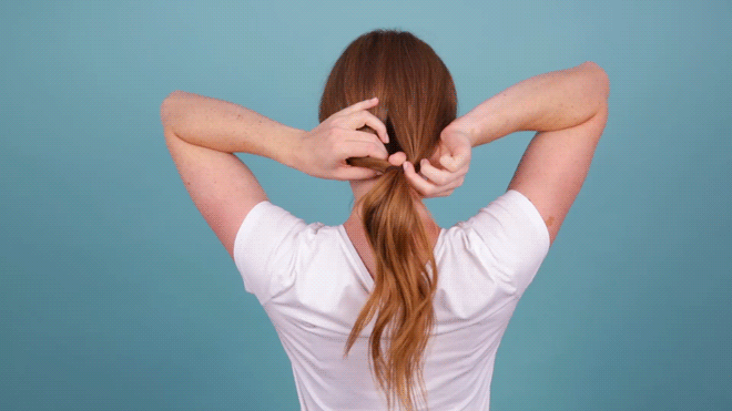 come pettinare i capelli con la mascherina: prova la coda bassa rovesciata. 