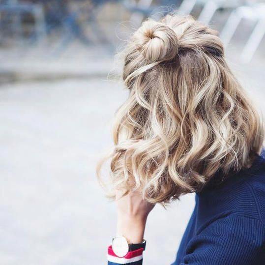 come pettinare i capelli con la mascherina: semi raccolto con half bun