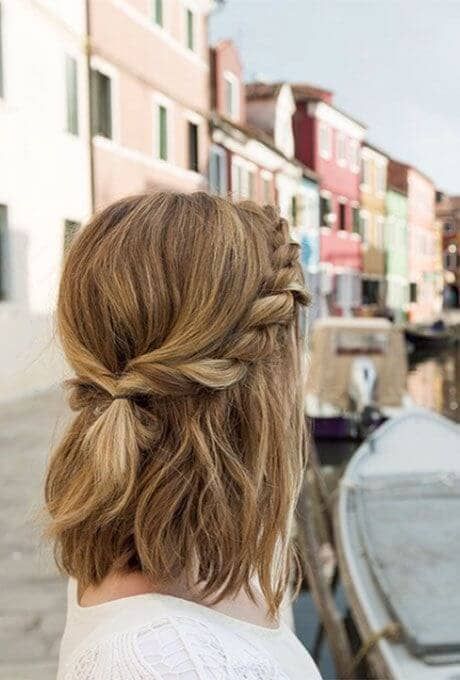 come pettinare i capelli con la mascherina: semi raccolto con trecce