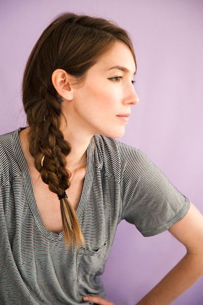 come pettinare i capelli con la mascherina: la treccia laterale garantisce un'acconciature sicura e chic