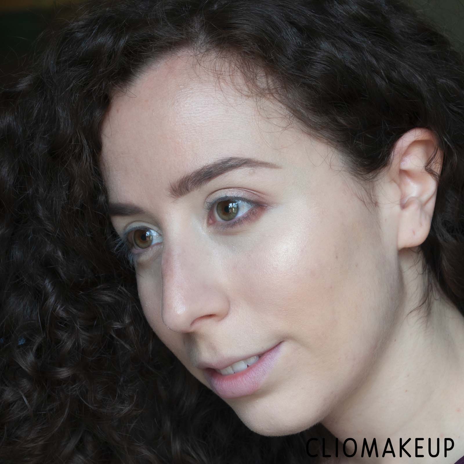 cliomakeup-recensione-illuminante-nyx-high-glass-illuminating-powder-10