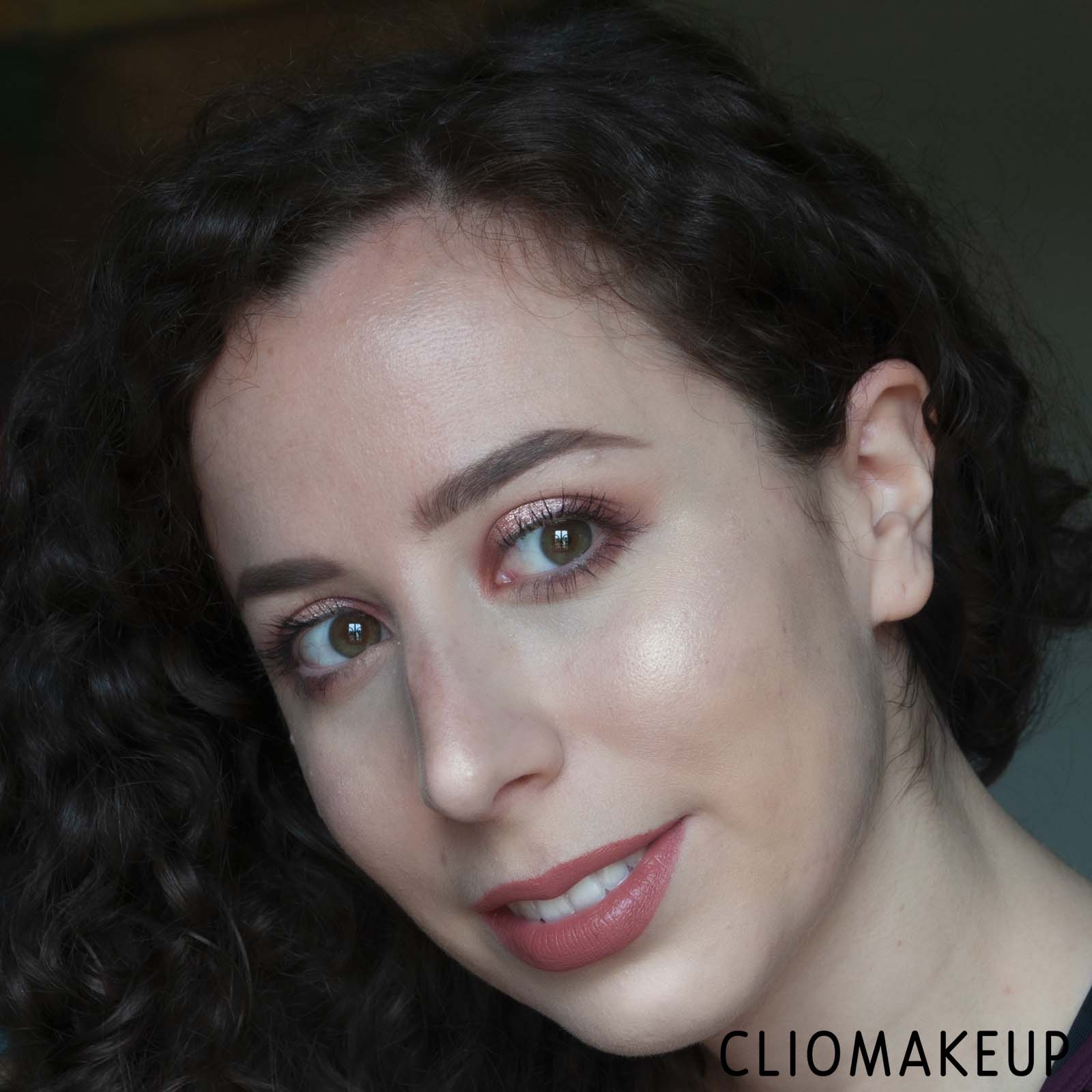 cliomakeup-recensione-illuminante-nyx-high-glass-illuminating-powder-12