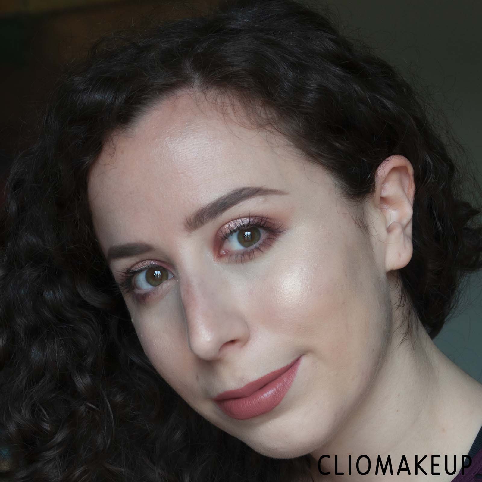 cliomakeup-recensione-illuminante-nyx-high-glass-illuminating-powder-13