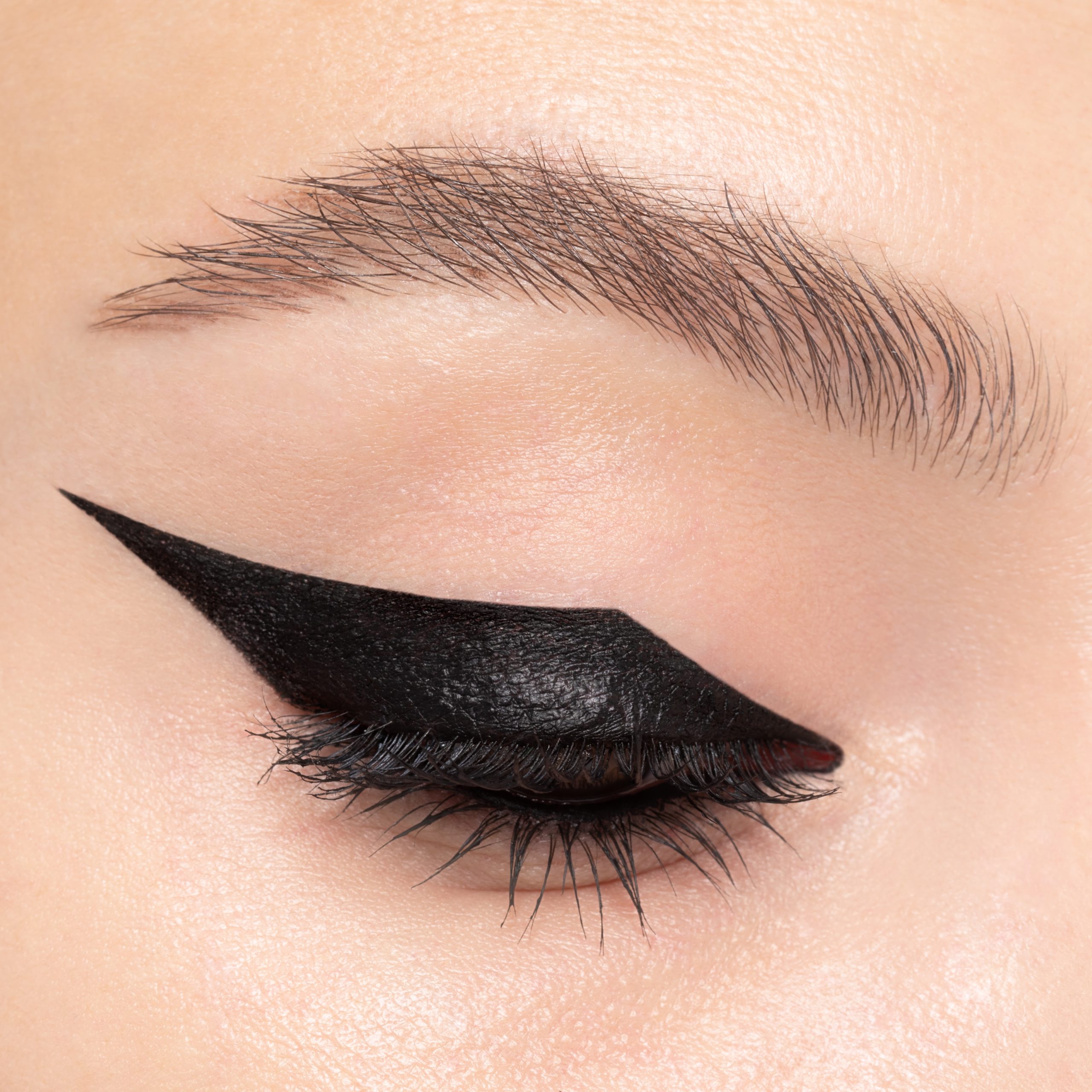 Cliomakeup-matita-occhi-temperabile-a-lunga-tenuta-black-alldaylove-12-greta-look-grafico