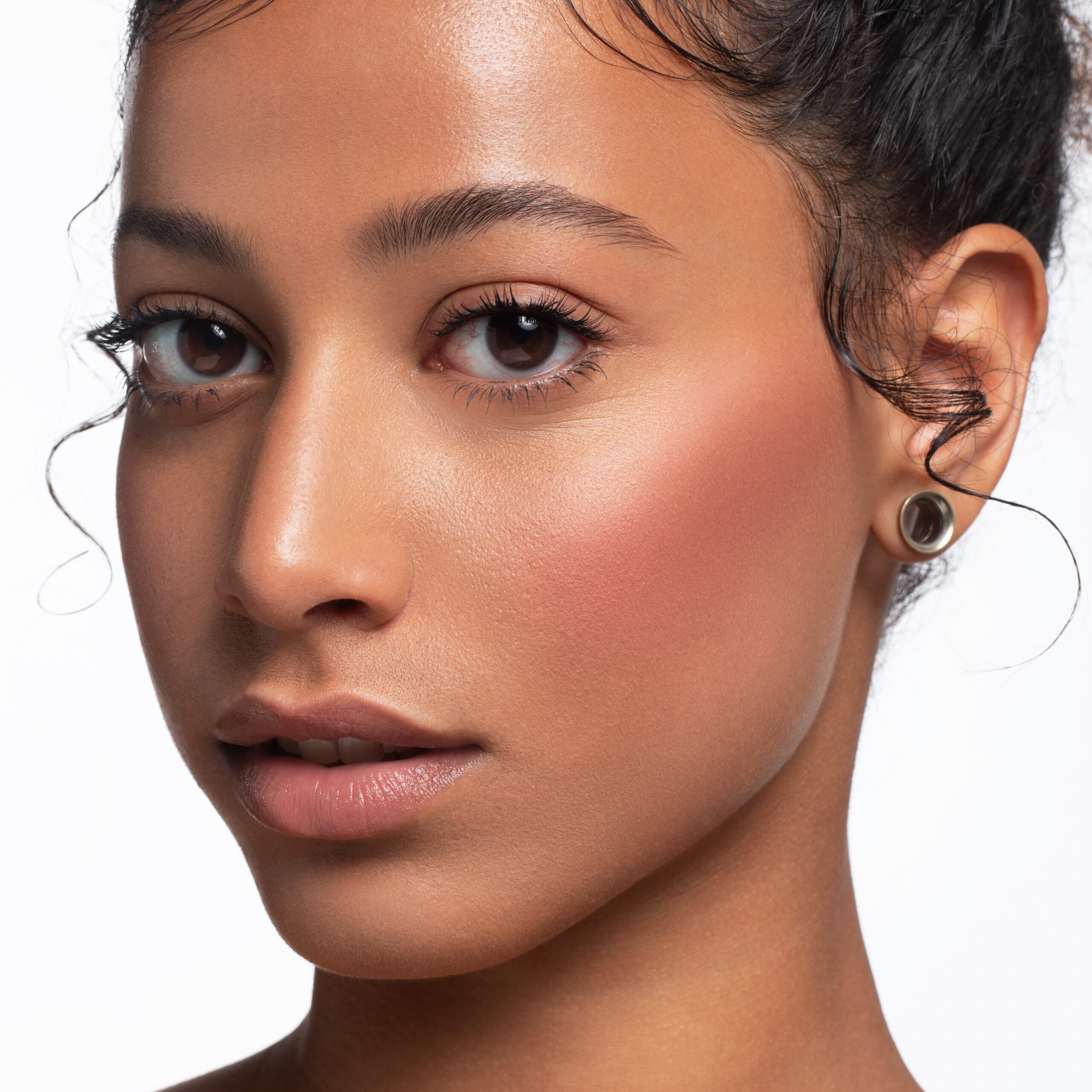 Cliomakeup-blush-in-polvere-momo-peach-8-pelle-scura-light