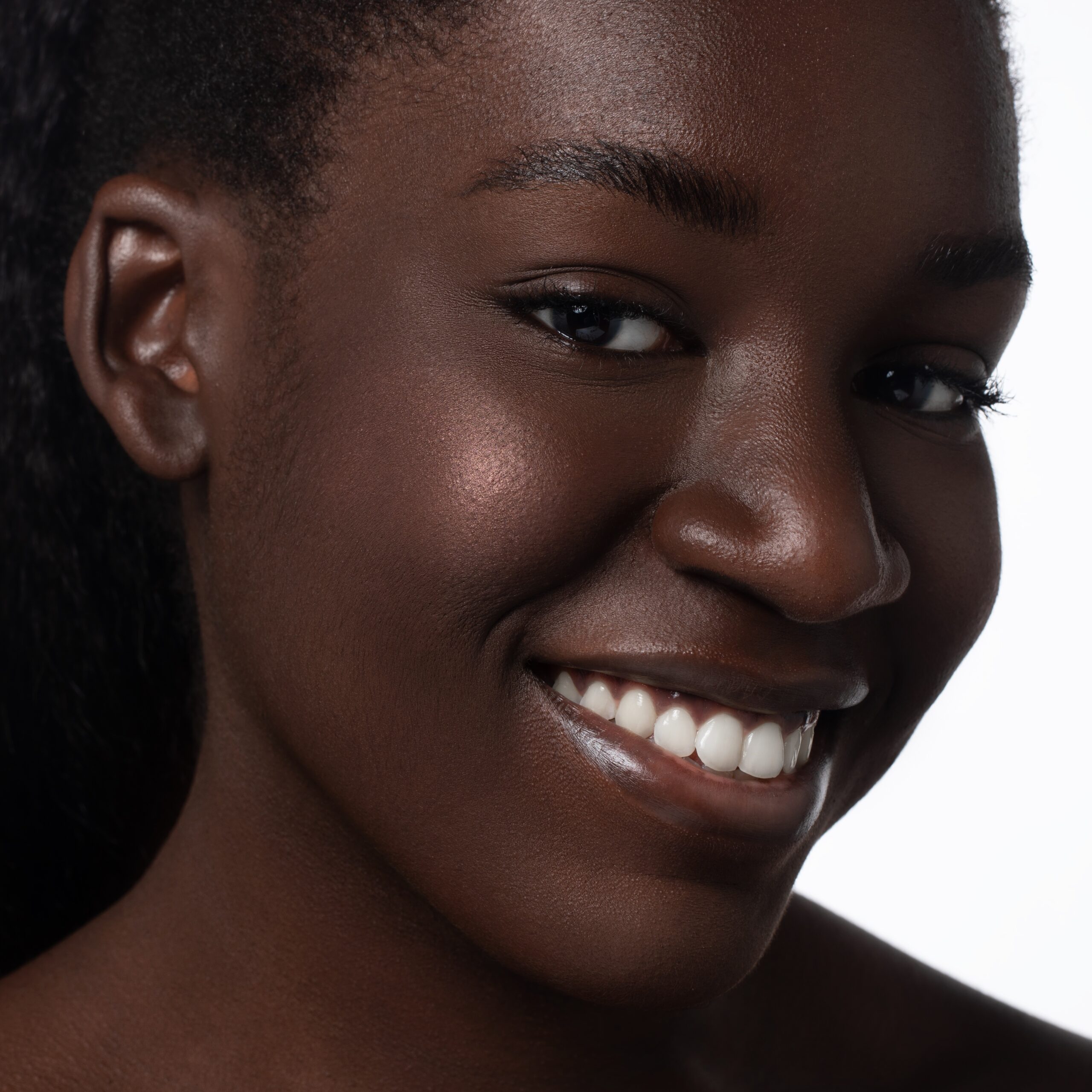 Cliomakeup-blush-in-polvere-momo-peach-9-dark-skin