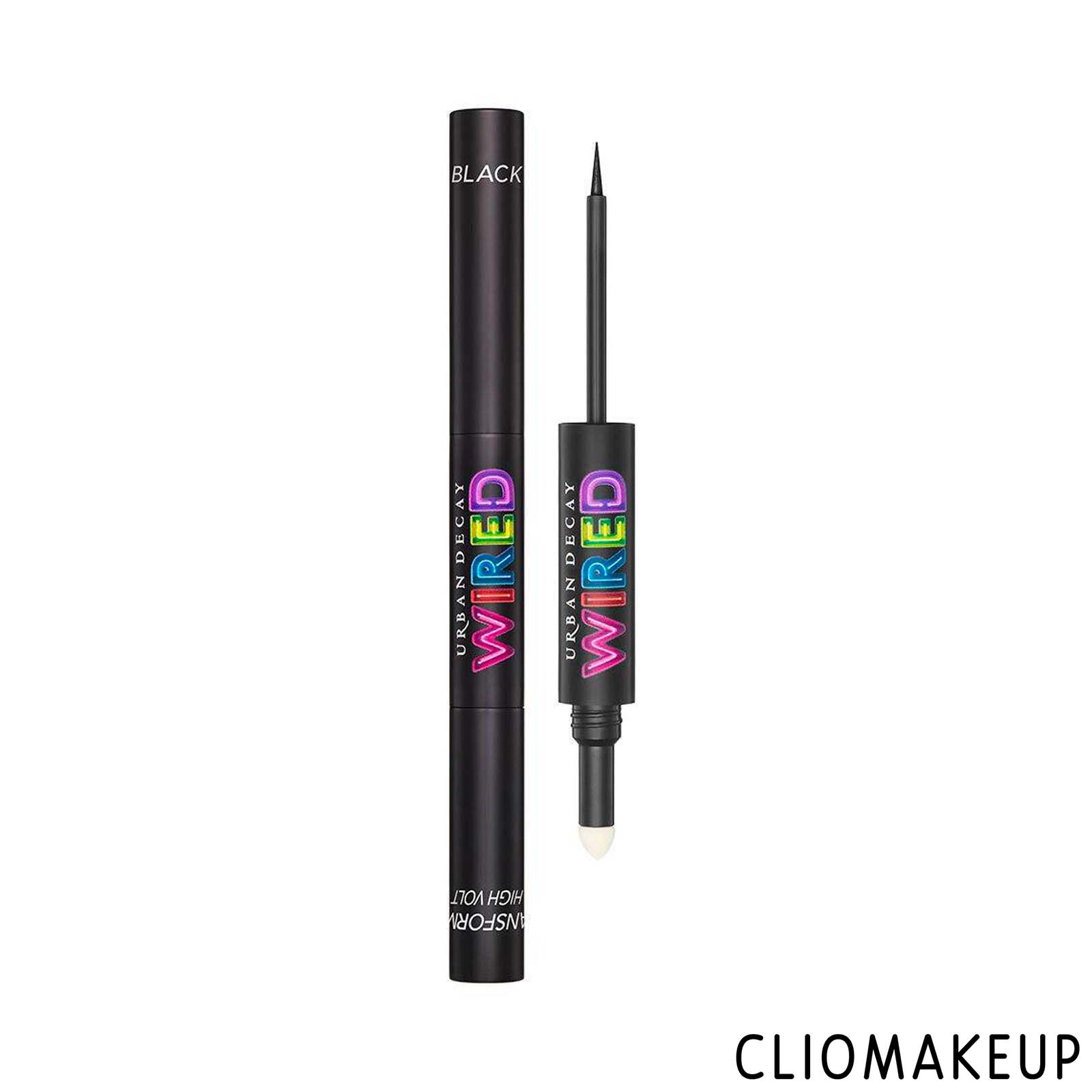 INTRODUZIONE & INCI Quante volte sul punto dio avete desiderato un tocco glamour ma non avevate voglia di stare davanti allo specchio a truccarvi? Quante volte avete desiderato qual tocco in più per rendere speciale un look? Non preoccupatevi Urban Decay ha creato la solutione giusta per voi! Proprio oggi infatti, recensiremo il Wired Double Ended Eyeliner E Top Coat. Si tratta di un eyeliner e top Coat a doppia punta: da una estremità troviamo un eyeliner liquido nero e dal lato opposto una polvere top coat iridescente, con il suo applicatore in spugna. Ricreare dei make-up unici e brillanti non sarà mai stato così semplice! Non vedete l’ora di scoprire tutti i segreti di questo prodotto? Allora continuate a leggere la recensione! 