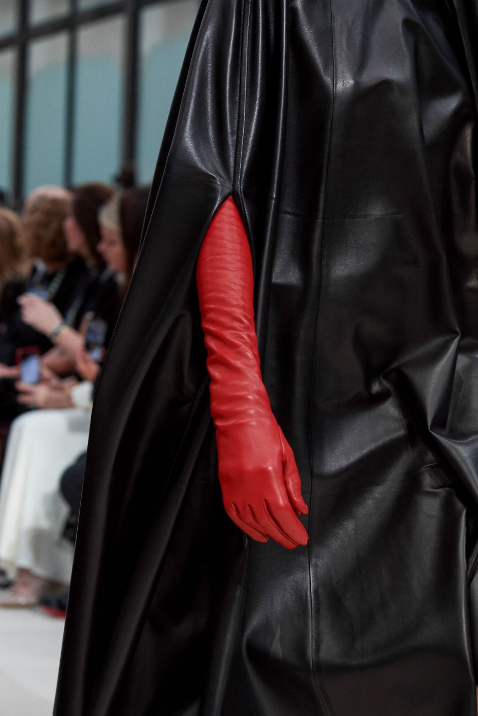 cliomakeup-accessori-autunno-2020-16-guanti-valentino