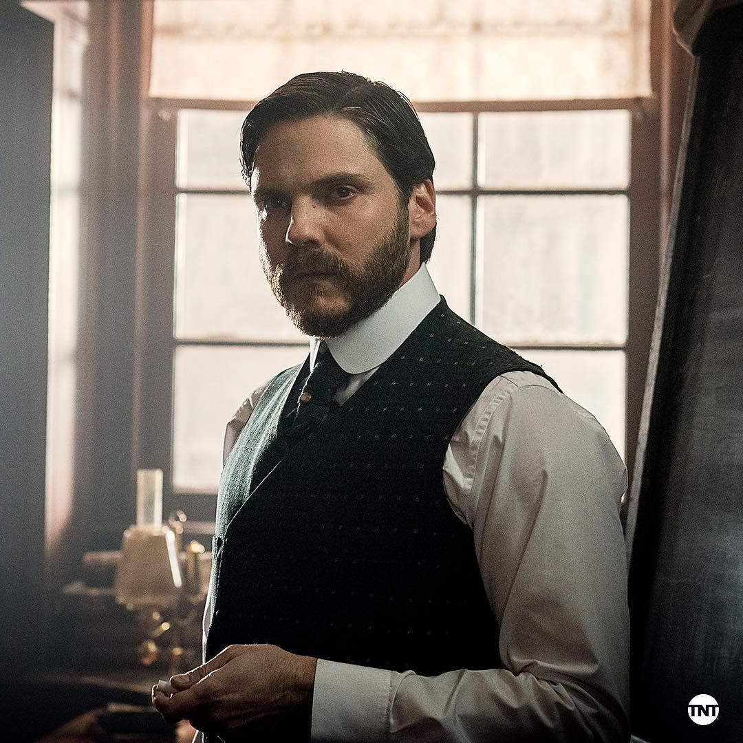 Cliomakeup-netflix-autunno-2020-13-thealienisttnt-2