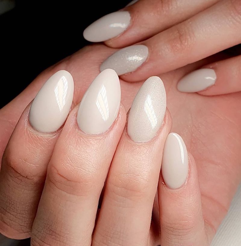 cliomakeup-unghie-mandorla-teamclio-3-bianco-latte