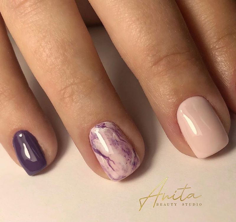 cliomakeup-unghie-autunno-2020-marble-nails-teamclio-1