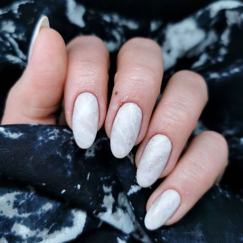 cliomakeup-unghie-autunno-2020-marble-nails-teamclio-12
