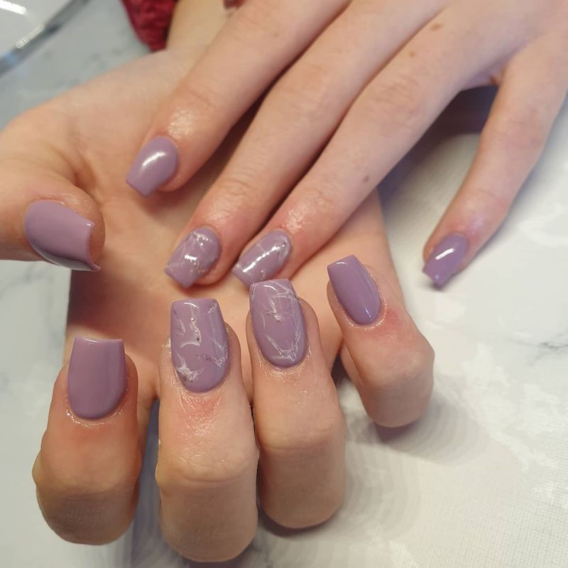 cliomakeup-unghie-autunno-2020-marble-nails-teamclio-13