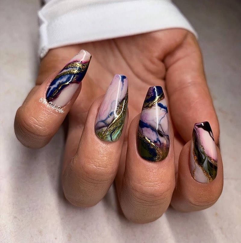 cliomakeup-unghie-autunno-2020-marble-nails-teamclio-14
