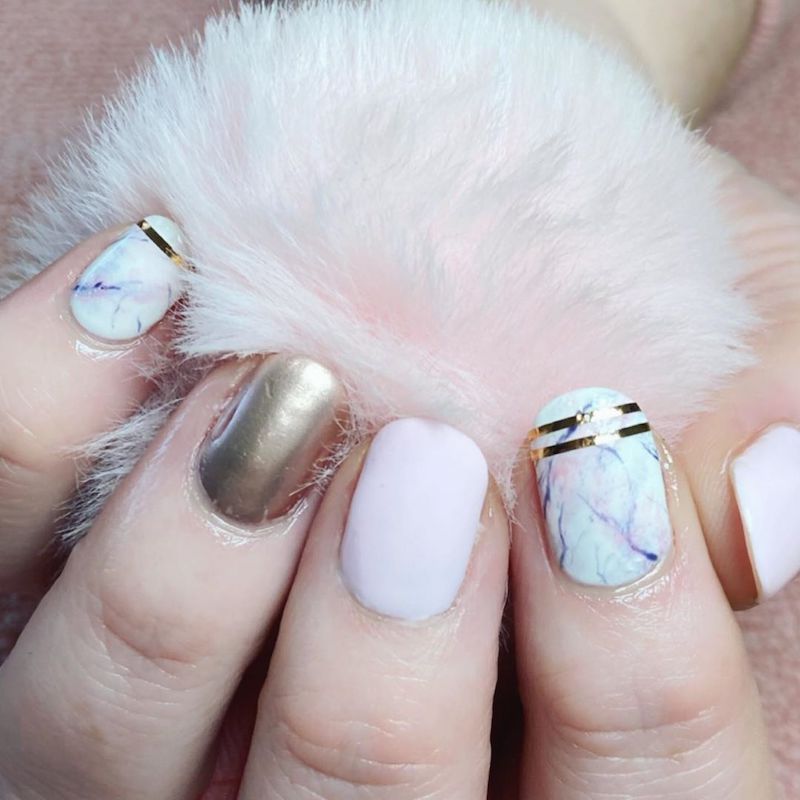 cliomakeup-unghie-autunno-2020-marble-nails-teamclio-15