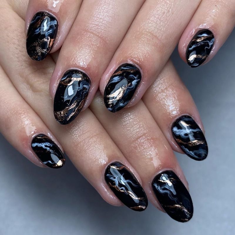 cliomakeup-unghie-autunno-2020-marble-nails-teamclio-4