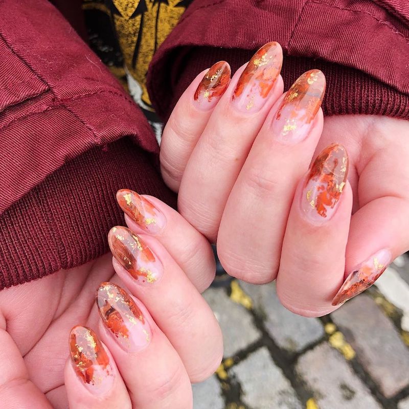 cliomakeup-unghie-autunno-2020-marble-nails-teamclio-5